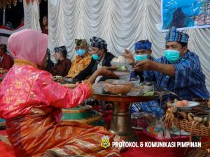 Hadiri Pesta Adat Takimpo, Bupati Buton Imbau Warga Sukseskan Porprov 2022