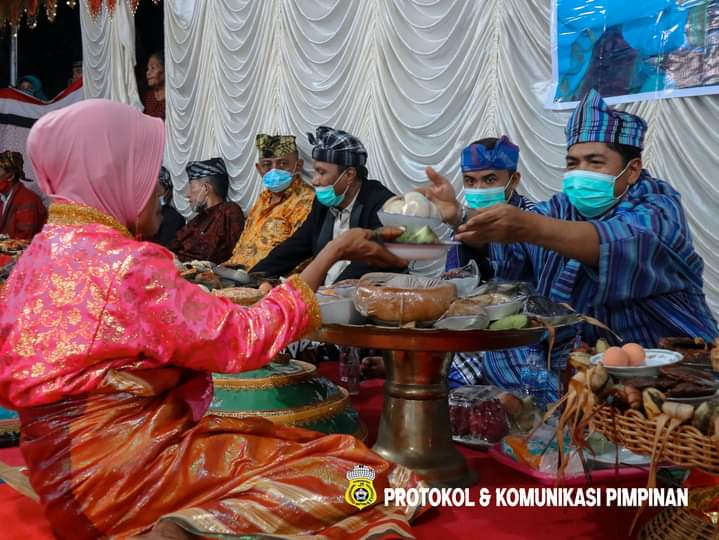 Hadiri Pesta Adat Takimpo, Bupati Buton Imbau Warga Sukseskan Porprov 2022 Hadiri Pesta Adat Takimpo, Bupati Buton Imbau Warga Sukseskan Porprov 2022