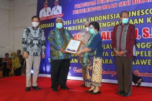 Gubernur Sultra Terima penghargaan dari Asosiasi Tradisi Lisan (ATL) Indonesia