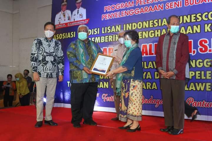 Gubernur Sultra Terima penghargaan dari Asosiasi Tradisi Lisan (ATL) Indonesia Gubernur Sultra Terima penghargaan dari Asosiasi Tradisi Lisan (ATL) Indonesia