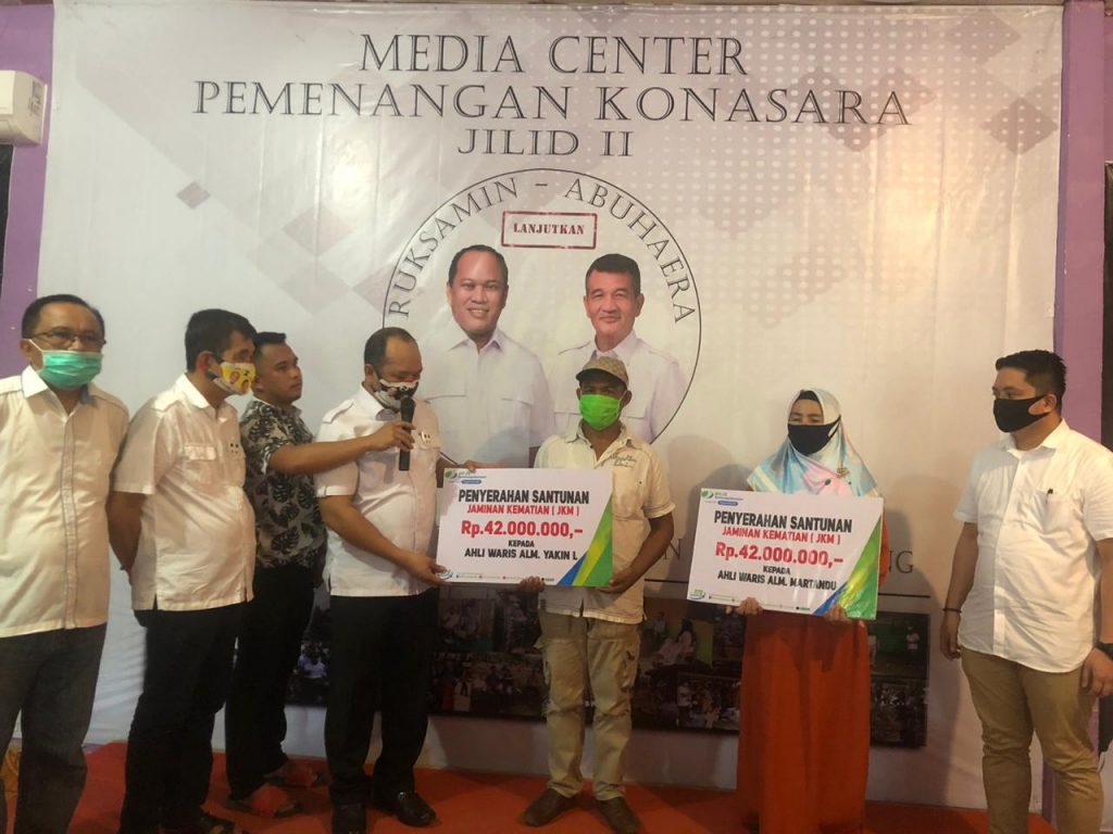 BPJamsotek Serahkan Santunan Kematian Dua Timses Ruksamin-Abuhaera