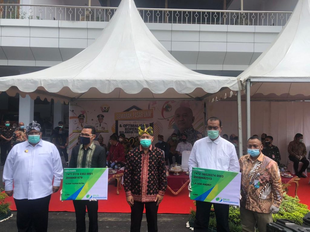 Teten Masduki Serahkan Kartu Kepsertaan BPJamsostek Pelaku UMKM di Sultra Teten Masduki Serahkan Kartu Kepsertaan BPJamsostek Pelaku UMKM di Sultra