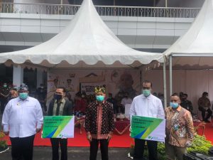 Teten Masduki Serahkan Kartu Kepsertaan BPJamsostek Pelaku UMKM di Sultra