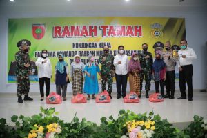 Kunker di Buton, Pangdam XIV/Hasanuddin Serahkan Rumah Kepada Janda