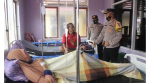 Kapolres Buton Kunjungi Korban Keracunan di Buton