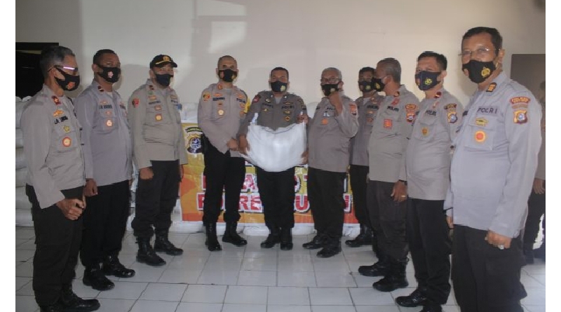 Polres Buton Salurkan 10 Ton Beras Untuk Bantu Warga Terdampak Covid-19, Polres Buton Salurkan 10 Ton Beras Untuk Bantu Warga Terdampak Covid-19,