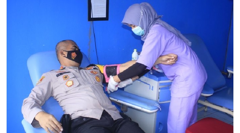 Kapolres Buton Donorkan Darah Untuk Pasien Pendarahan
