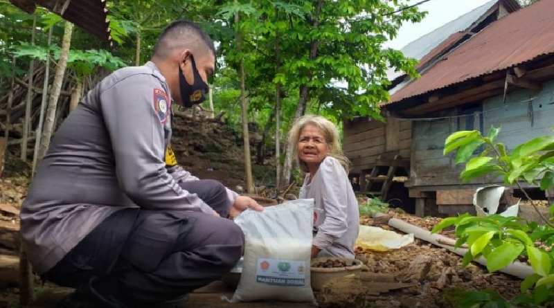 Kapolres Buton Bagikan Beras Bantuan Covid