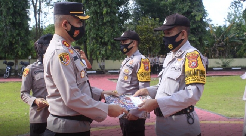 Berprestasi, Tiga Bhabinkamtibmas Buton Diberikan Reward