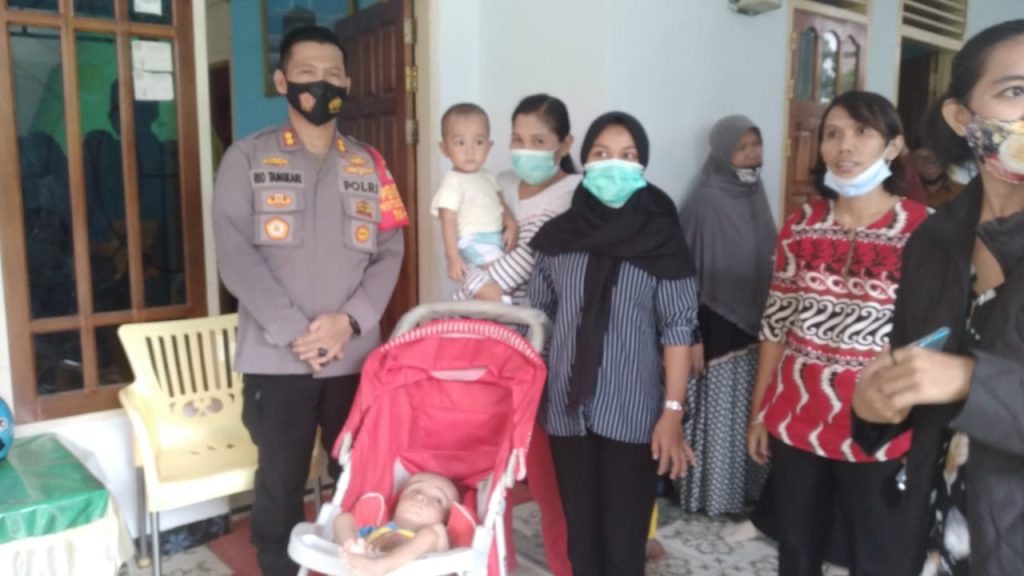 Kapolres Baubau Berikan Bantuan Biaya Obat Bocah Penderita Hidrocepalus Rp 50 Juta Kapolres Baubau Berikan Bantuan Biaya Obat Bocah Penderita Hidrocepalus Rp 50 Juta