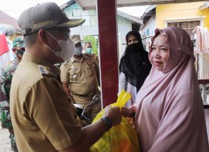 Wali Kota Kendari Salurkan Bantuan Korban Angin Puting Beliung