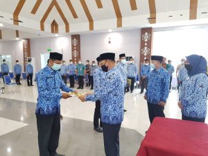 Serahkan 104 SK CPNS Baru, Bupati Konawe Selatan Tekankan Disiplin
