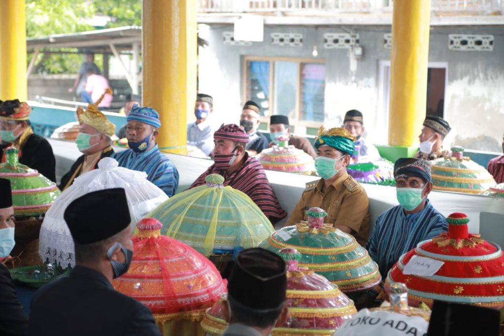 masyarakat desa Kondowa-Dongkala menggelar pesta adat tahunan di desanya, acara dipusatkan di Baruga desa, senin (28/12/2020).