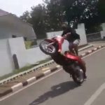Video Viral, Seorang Pemuda Remaja Baubau Lakukan Freestyle Ugal-ugalan Di Jalan Jatuh Tabrak Trotoar  dan Patah Kaki