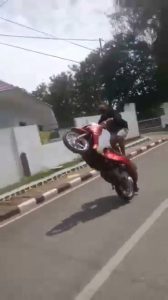 Video Viral, Seorang Pemuda Remaja Baubau Lakukan Freestyle Ugal-ugalan Di Jalan Jatuh Tabrak Trotoar  dan Patah Kaki