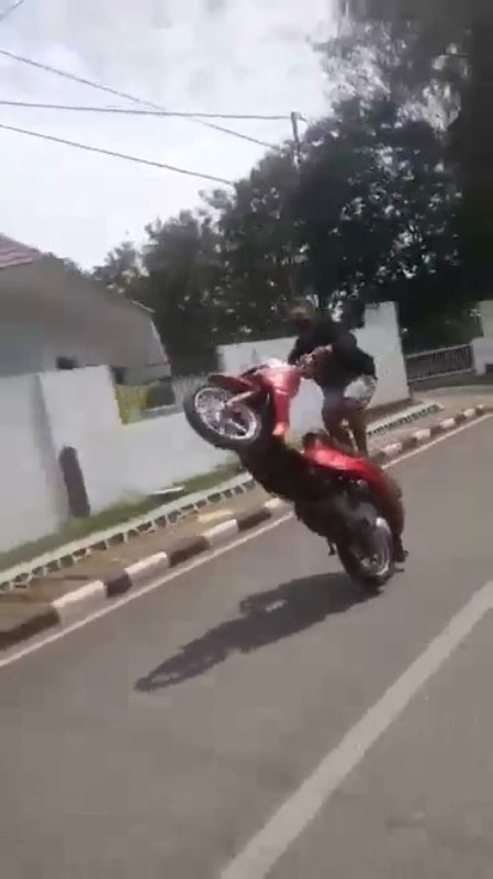 Video Viral, Seorang Pemuda Remaja Baubau Lakukan Freestyle Ugal-ugalan Di Jalan Jatuh Tabrak Trotoar dan Patah Kaki