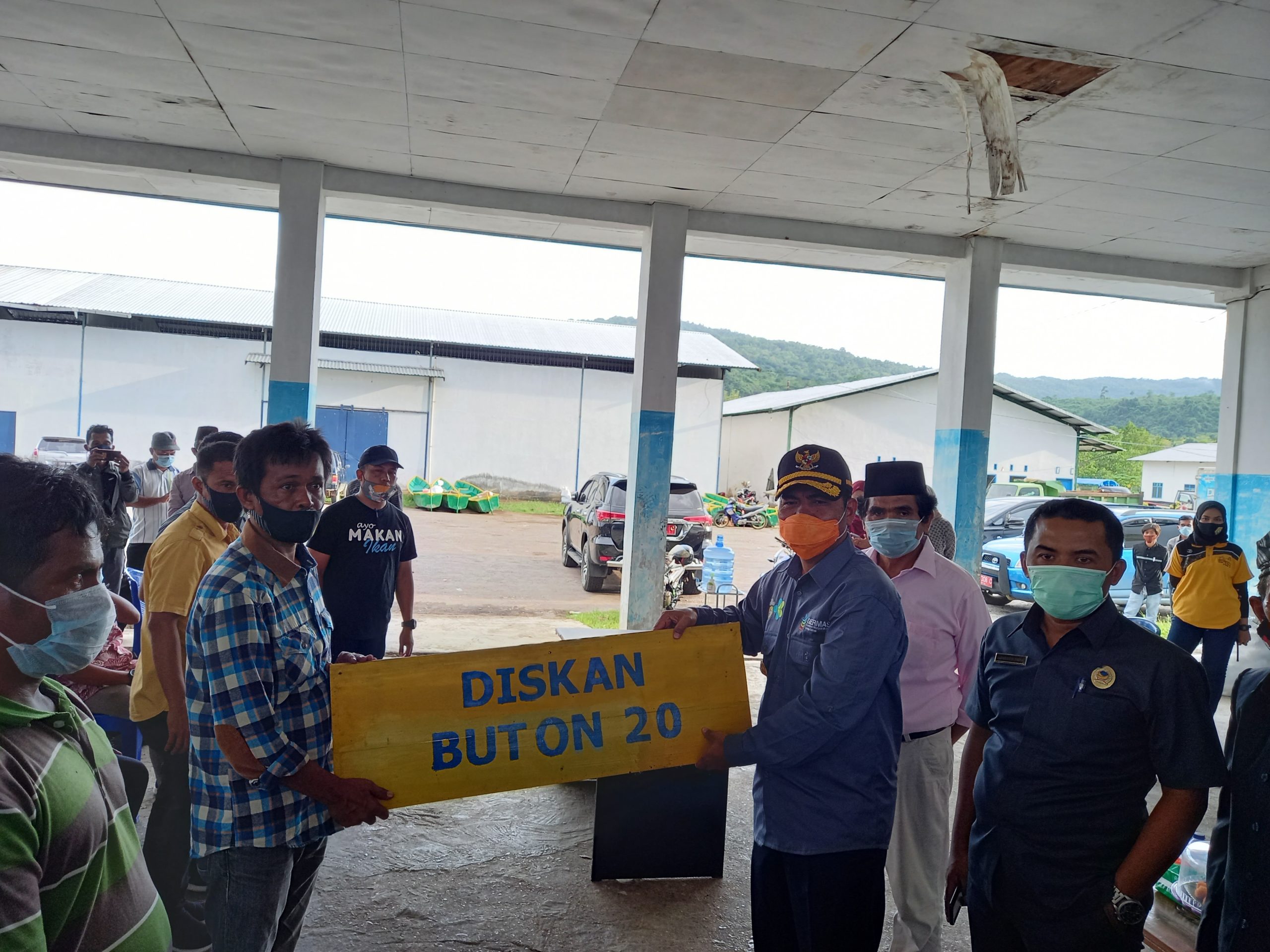 Bupati Buton Berikan Bantuan 20 Armada Tuna dan 47 Armada Katinting