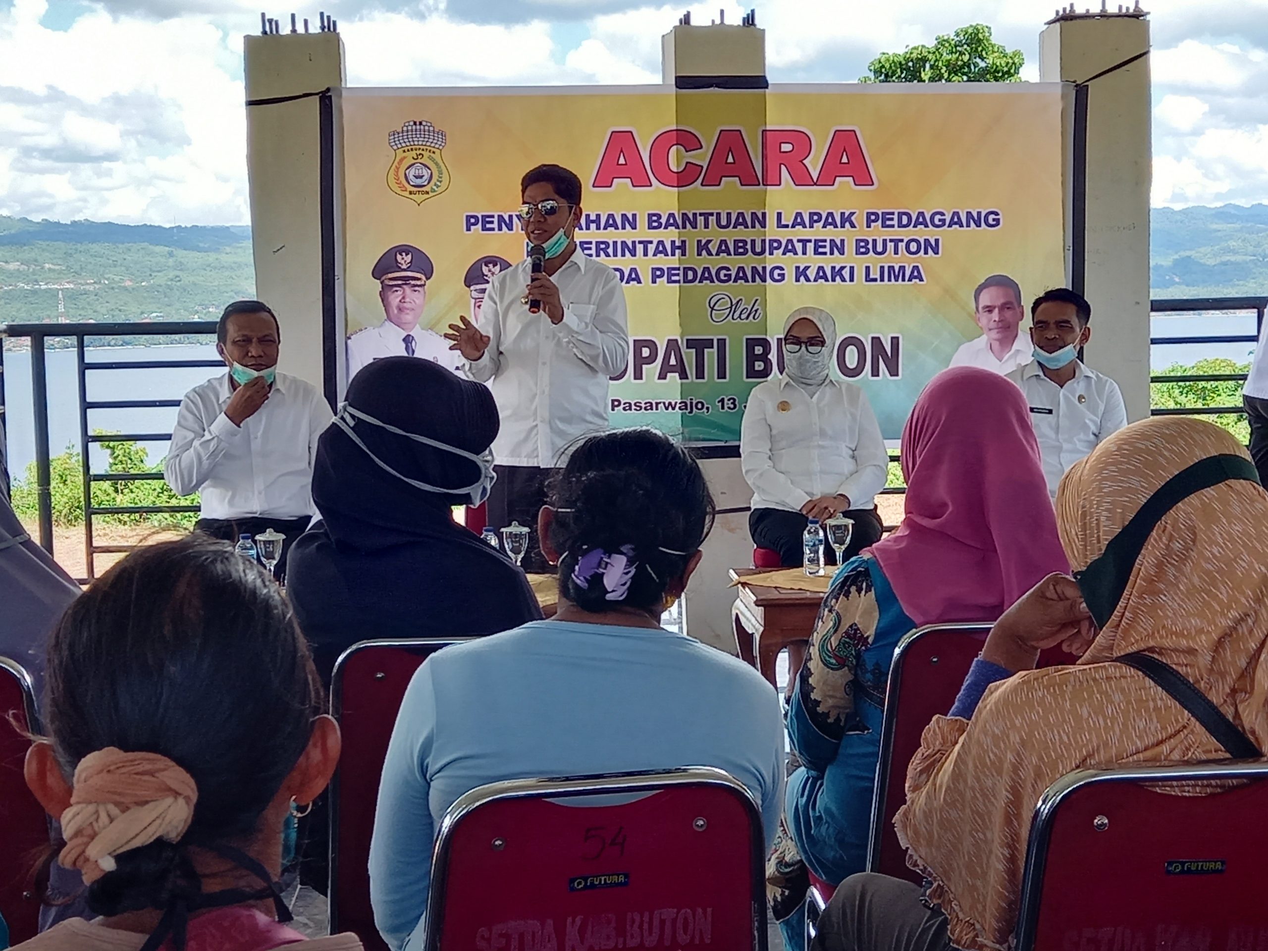 Pulihkan Ekonomi, Bupati Buton Serahkan Bantuan Kepada Pedagang Kue