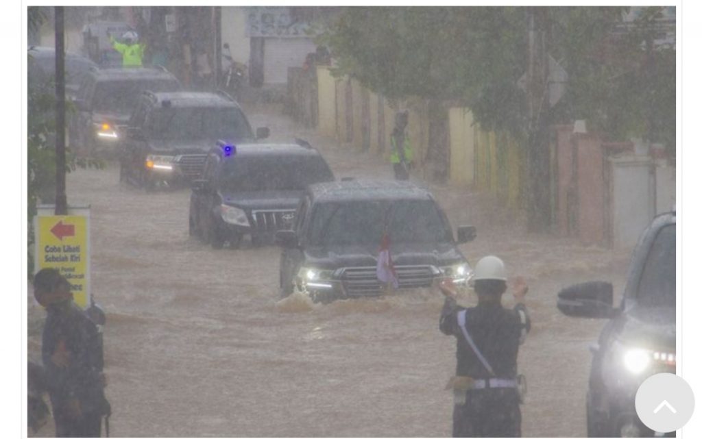 Mobil Jokowi Terobos Banjir Saat Berkunjung ke Banjar Kalsel