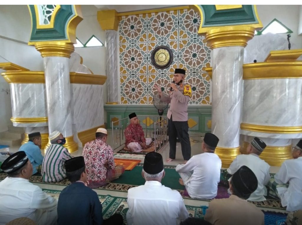 Safari Jumat, Kapolres Buton Ajak Warga Dukung Program Vaksinasi