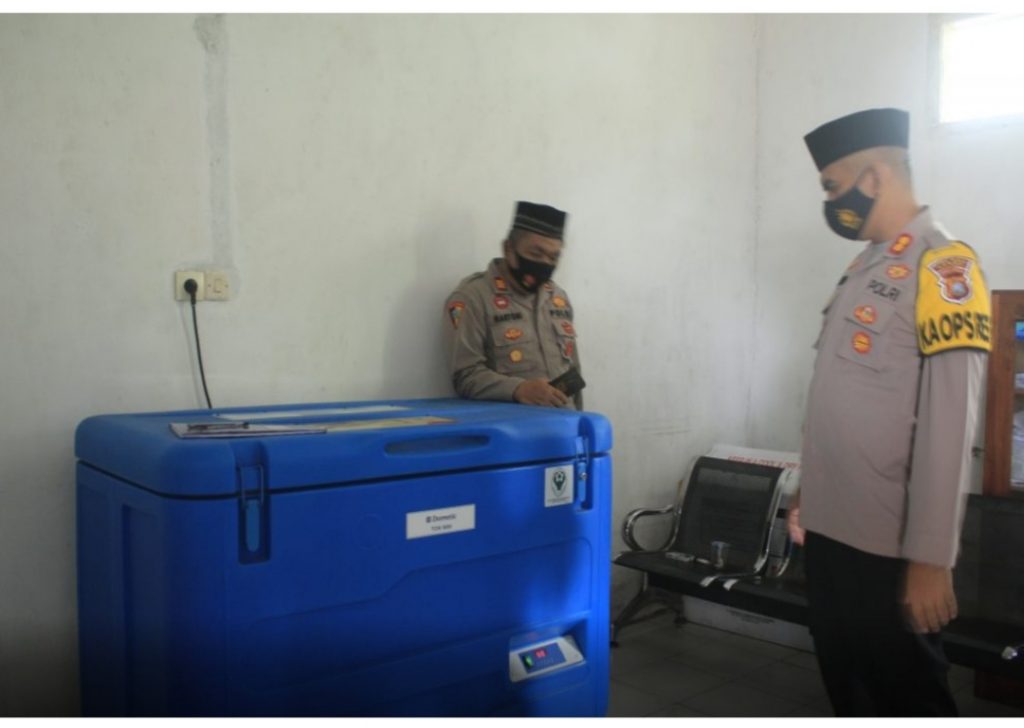 Senin Pemkab Mulai Louncing Penyuntikan Vaksin, Kapolres Buton Cek Kondisi Vaksin Sinovac