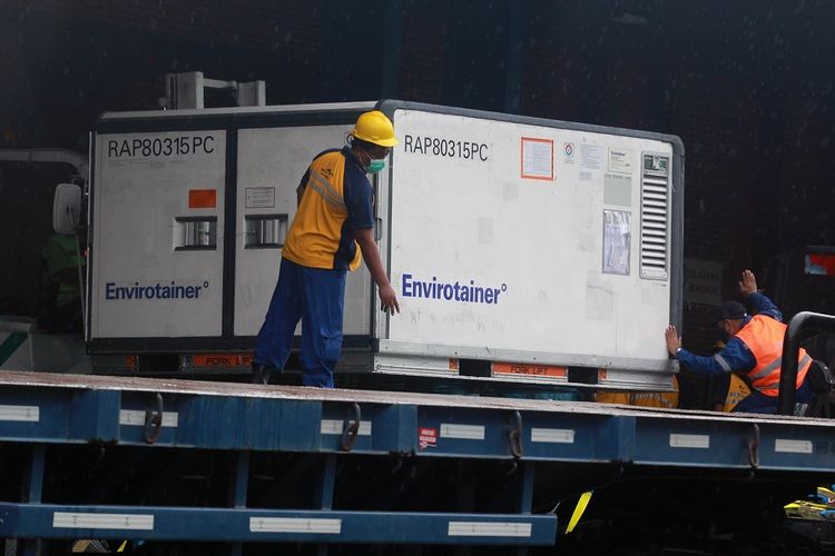 Pekerja melakukan bongkar muat Envirotainer berisi vaksin COVID-19 Sinovac setibanya dari Beijing di Terminal Cargo Bandara Soekarno Hatta, Tangerang, Banten, Kamis (31/12/2020). Sebanyak 1,8 juta dosis vaksin COVID-19 Sinovac kembali tiba di Indonesia yang selanjutnya dibawa ke Bio Farma Bandung untuk dilakukan uji klinis. ANTARA FOTO/Muhammad Iqbal/aww. (ANTARA FOTO/MUHAMMAD IQBAL)