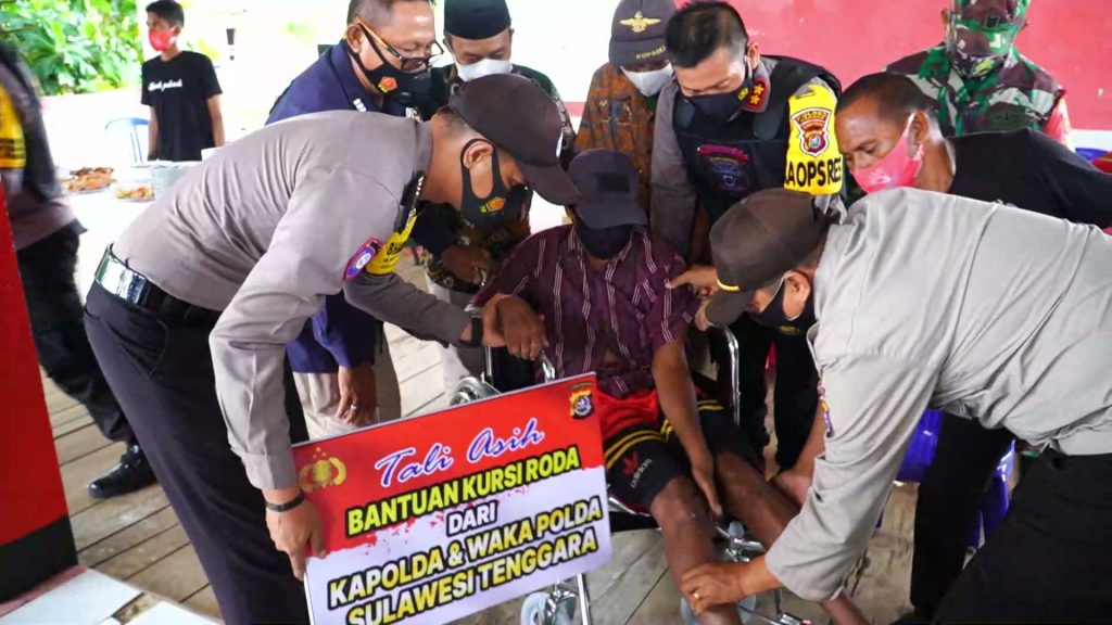 Menderita Lumpuh, Warga Buton Tengah Mendapat Bantuan Kursi Roda dari Kapolda Sultra