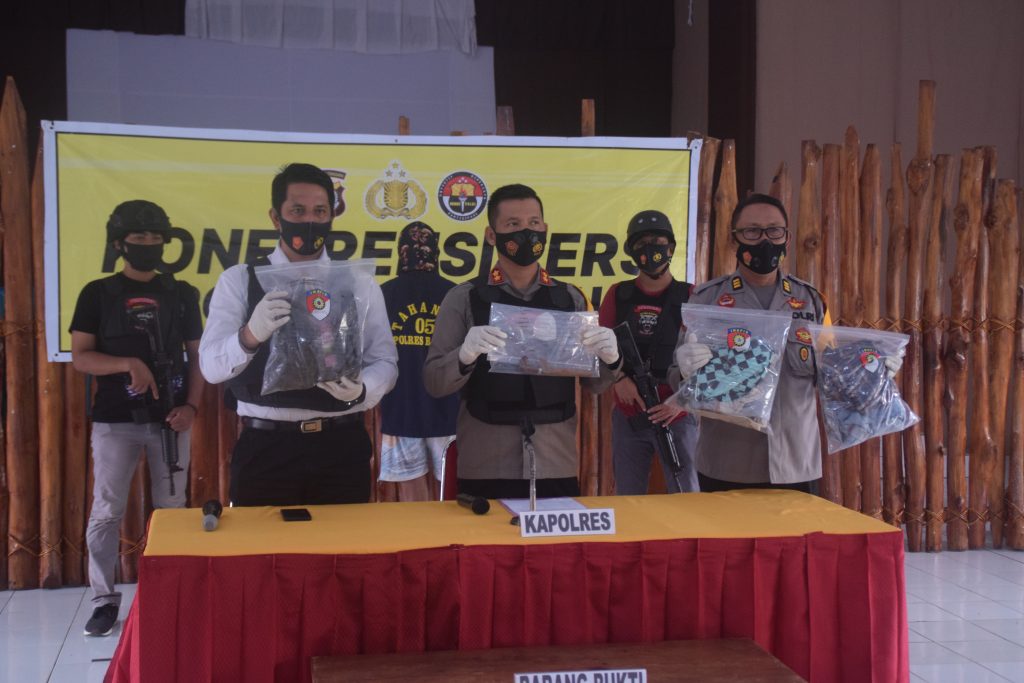 Kapolres Baubau, AKBP Rio Tangkari, memperlihatkan sejumlah barang bukti