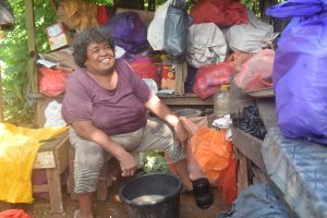 Kisah Seorang Wanita Pemulung Di Baubau yang Tinggal Seorang Diri dan Belum Dapat Bantuan dari Pemerintah Daerah