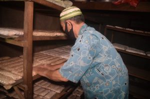 Kedelai Impor Naik, Pengrajin Tempe Tahu Di Baubau Perkecil Ukuran Produksinya