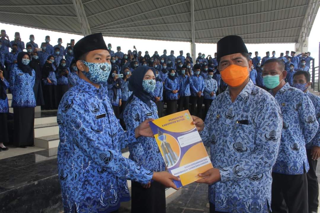 Bupati Buton Serahkan 194 SK CPNS Lingkup Pemkab Buton