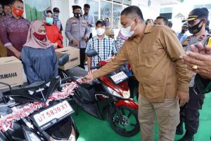 Bupati Serahkan Ganti Rugi Motor Korban Konflik Desa Bahari