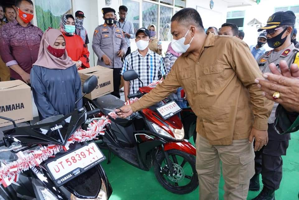 Bupati Serahkan Ganti Rugi Motor Korban Konflik Desa Bahari