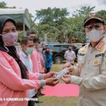 Salurkan Bantuan Stimulan, Bupati Buton Harap Petani Makin Sejahtera