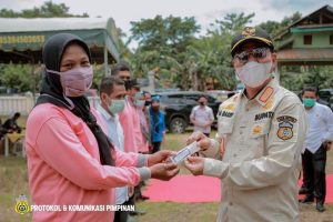 Salurkan Bantuan Stimulan, Bupati Buton Harap Petani Makin Sejahtera