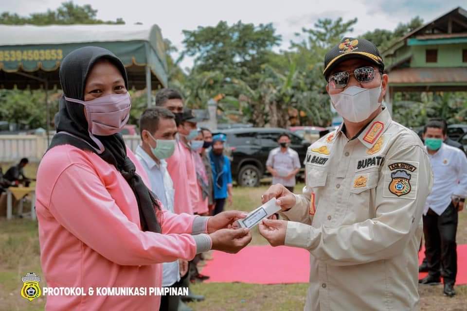 Salurkan Bantuan Stimulan, Bupati Buton Harap Petani Makin Sejahtera