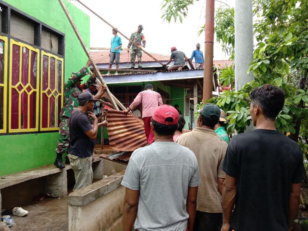 Anggota Koramil 1413-08/Tomia bersama warga bergotong royong memperbaiki rumah yang rusak akibat angin puting beliung, Selasa (5/1/2021) - (foto: Penrem 143/Haluoleo)