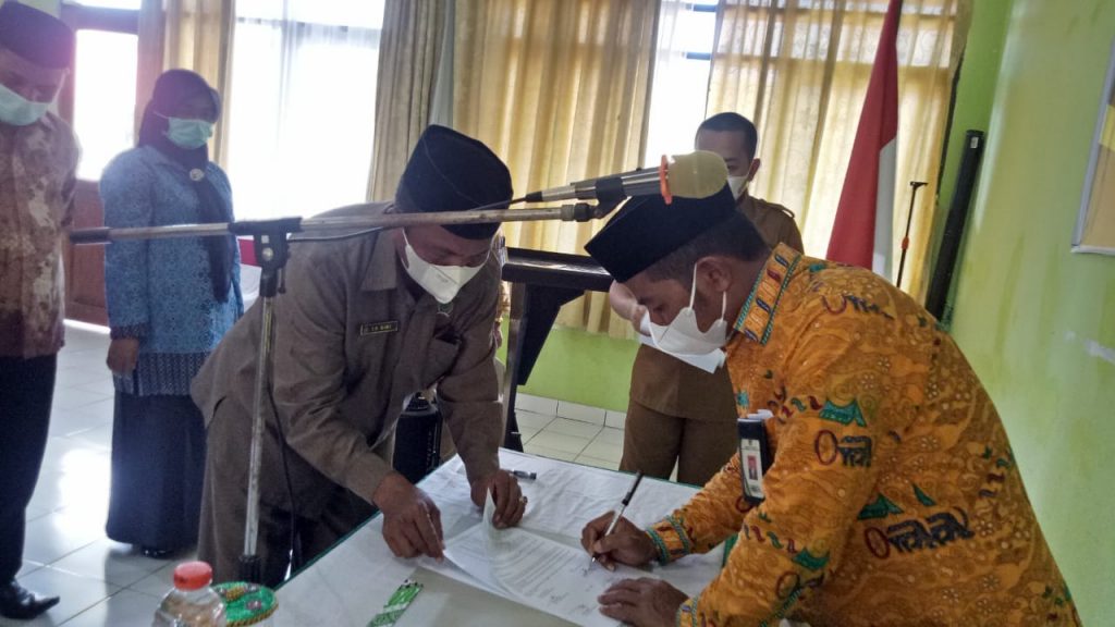 Kakandepag Buton Lantik Kepala KUA Pasarwajo dan Kepala Madrasah