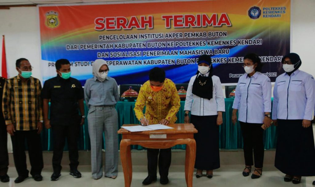 Akper Buton Resmi Merger Dengan Poltekes Kemenkes Kendari, Bupati Serahkan Aset
