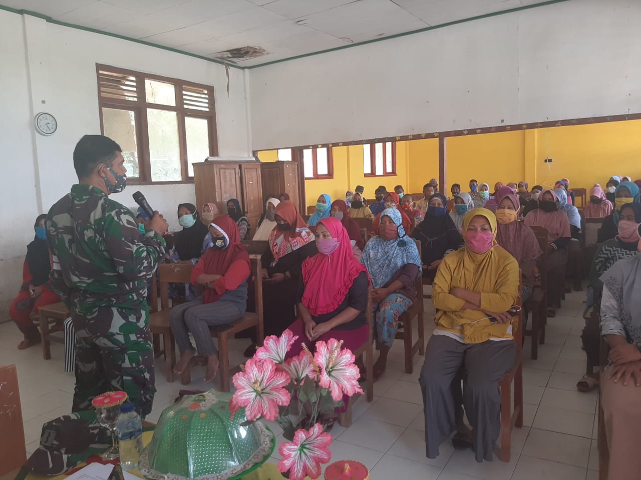 Komsos, Babinsa Pasarwajo Ingatkan Warga Patuhi Prokes