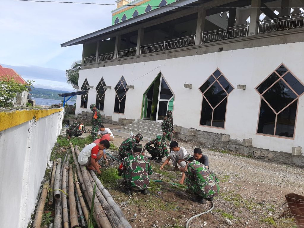 TNI dan Warga Kerja Bakti di Mesjid Jami Nurul Taqwa Dongkala
