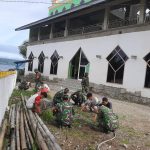 TNI dan Warga Kerja Bakti di Mesjid Jami Nurul Taqwa Dongkala