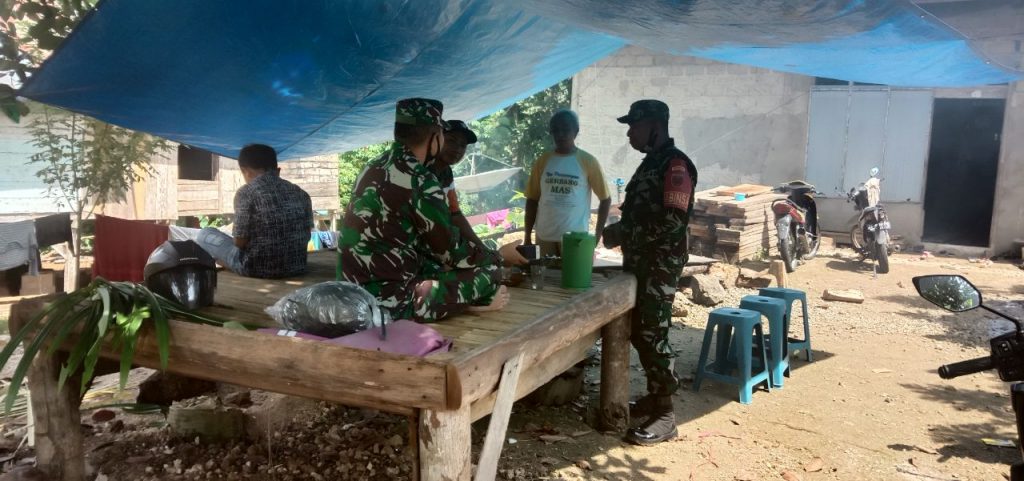 Melalui Komsos, Babinsa Lasalimu Sosialisakan Vaksin Covid-19