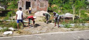 Bangun Sinergitas TNI dan Rakyat,Babinsa Gotong Royong Bangun Rumah Warga