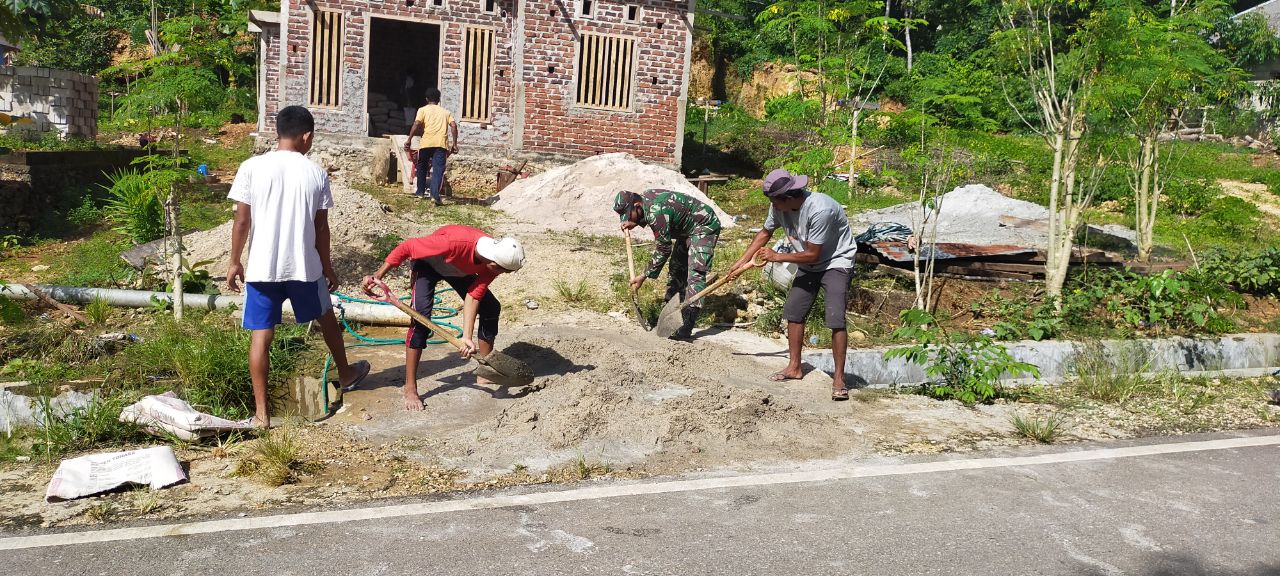 Bangun Sinergitas TNI dan Rakyat,Babinsa Gotong Royong Bangun Rumah Warga