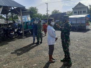 Sosialisasi Protokol Kesehatan, Anggota Koramil 1413-02 Pasarwajo Bagi-Bagi Masker