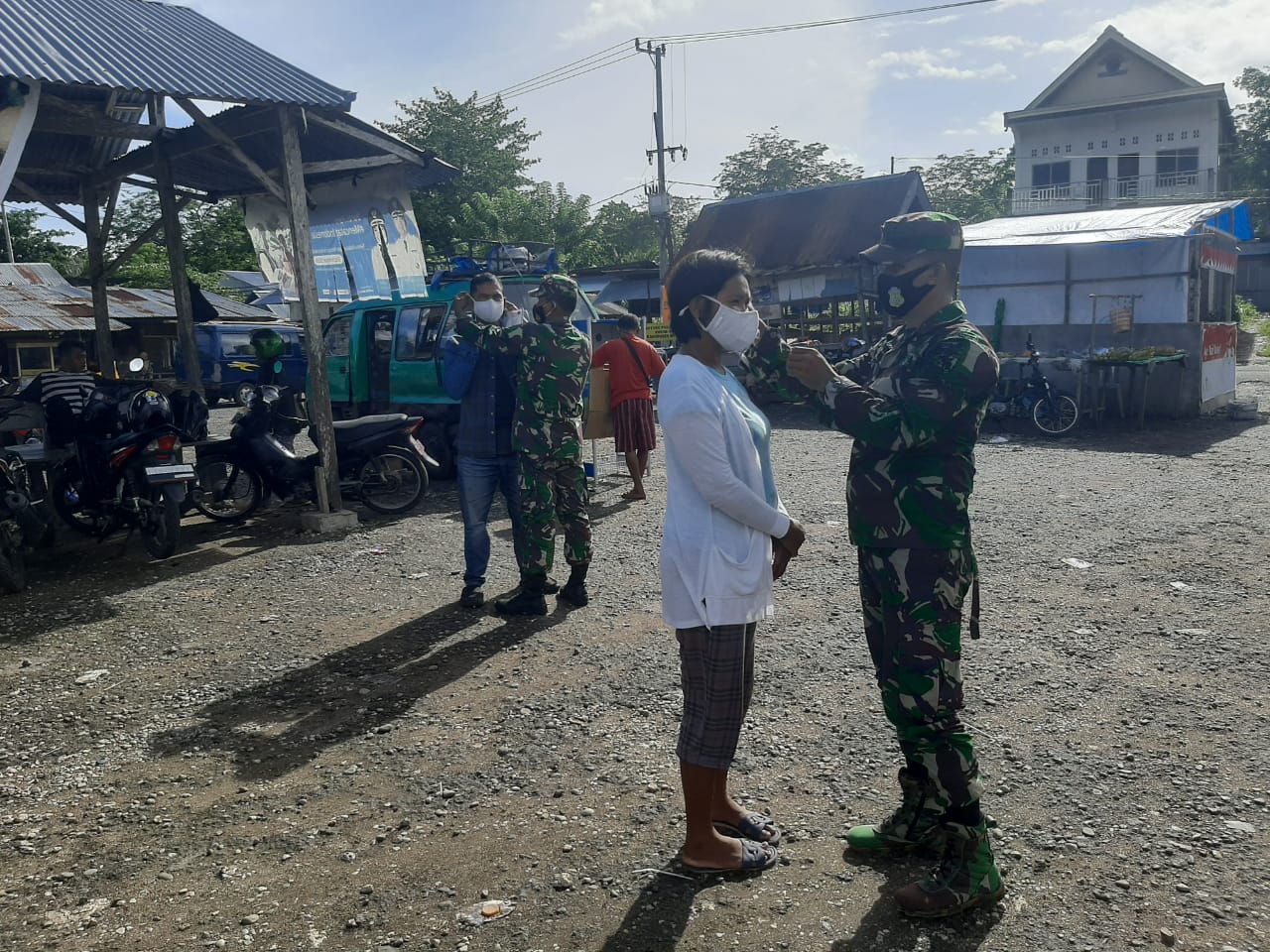 Sosialisasi Protokol Kesehatan, Anggota Koramil 1413-02 Pasarwajo Bagi-Bagi Masker