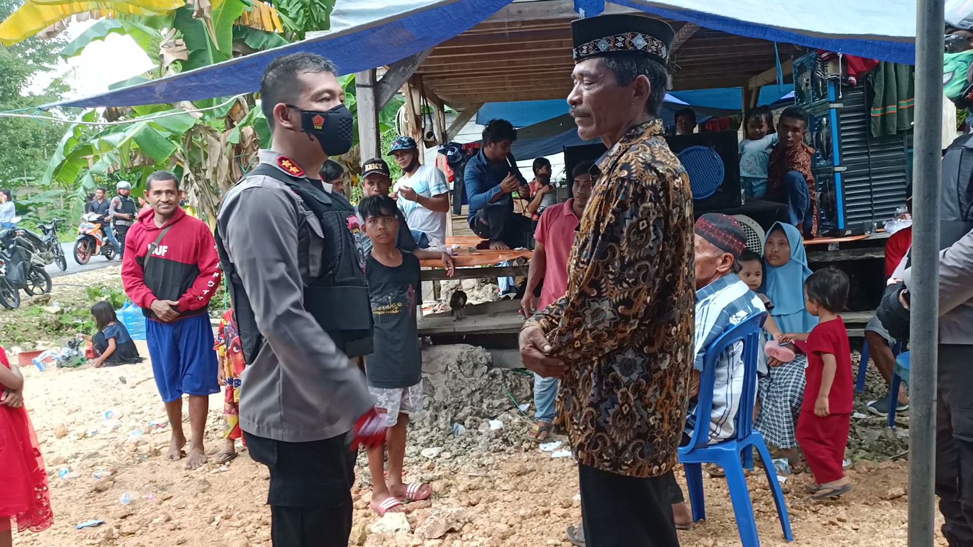 Kapolres Baubau, AKBP Rio Tangkari, memberi peringatan kepada yang punya hajatan untuk tidak mengundang kerumunan warga