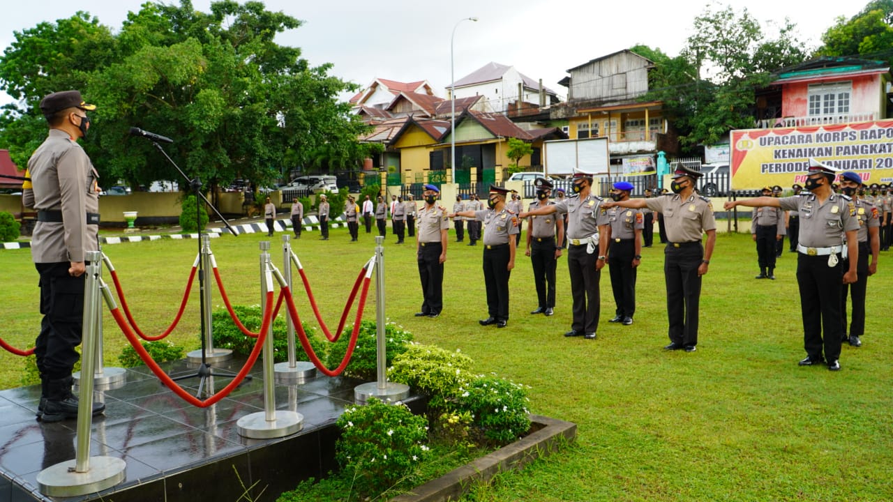 Sebanyak 79 Personil Polres Baubau Mendapat Kenaikan Pangkat Sekitar 84 anggota Polri yang bertugas di Polres Baubau dan Brimob Batauga mengikuti proses kenaikan pangkat di halaman Mapolres Baubau, Sabtu (2/1/2021).