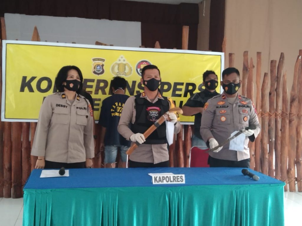 Kapolres Baubau, AKBP Rio Tangkari memperlihatkan barang bukti sajam